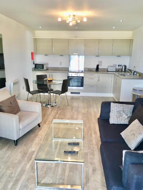 New Central Woking 1 and 2 Bedroom Apartments with Free Gym, close to Train Station image 38