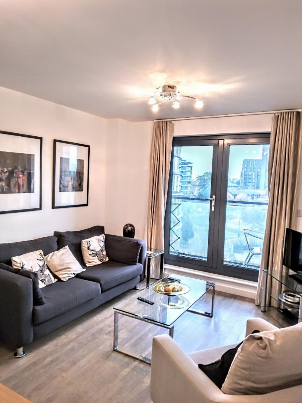 New Central Woking 1 and 2 Bedroom Apartments with Free Gym, close to Train Station